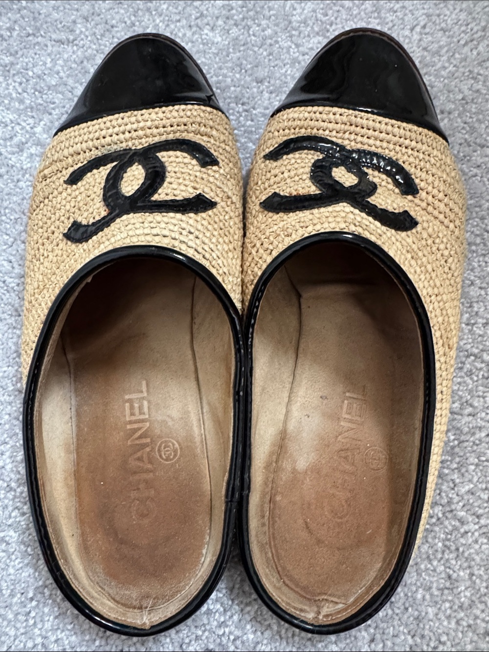 CHANEL authentic Natural Raffia and Black Patent Cap-Toe Mules, size 38 - Picture 3 of 9